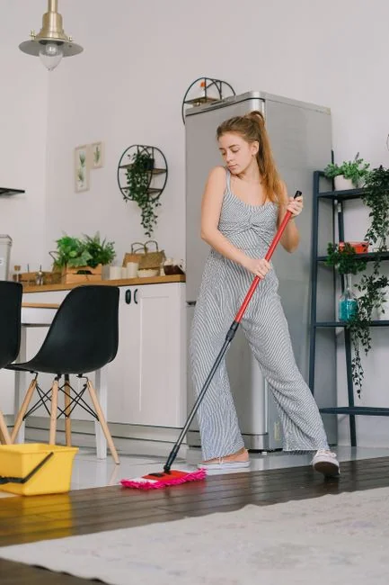 Upravený a prehľadný pracovný stôl so školskými potrebami a prostriedkami na utieranie prachu pre efektívne pracovisko.